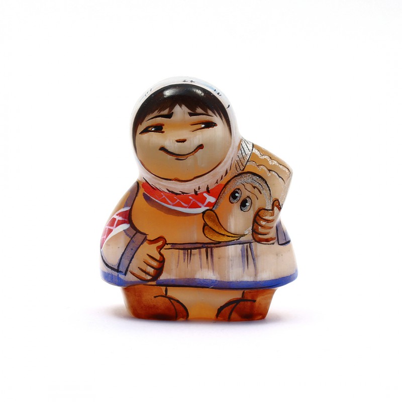 Ненец с рыбой на плече
